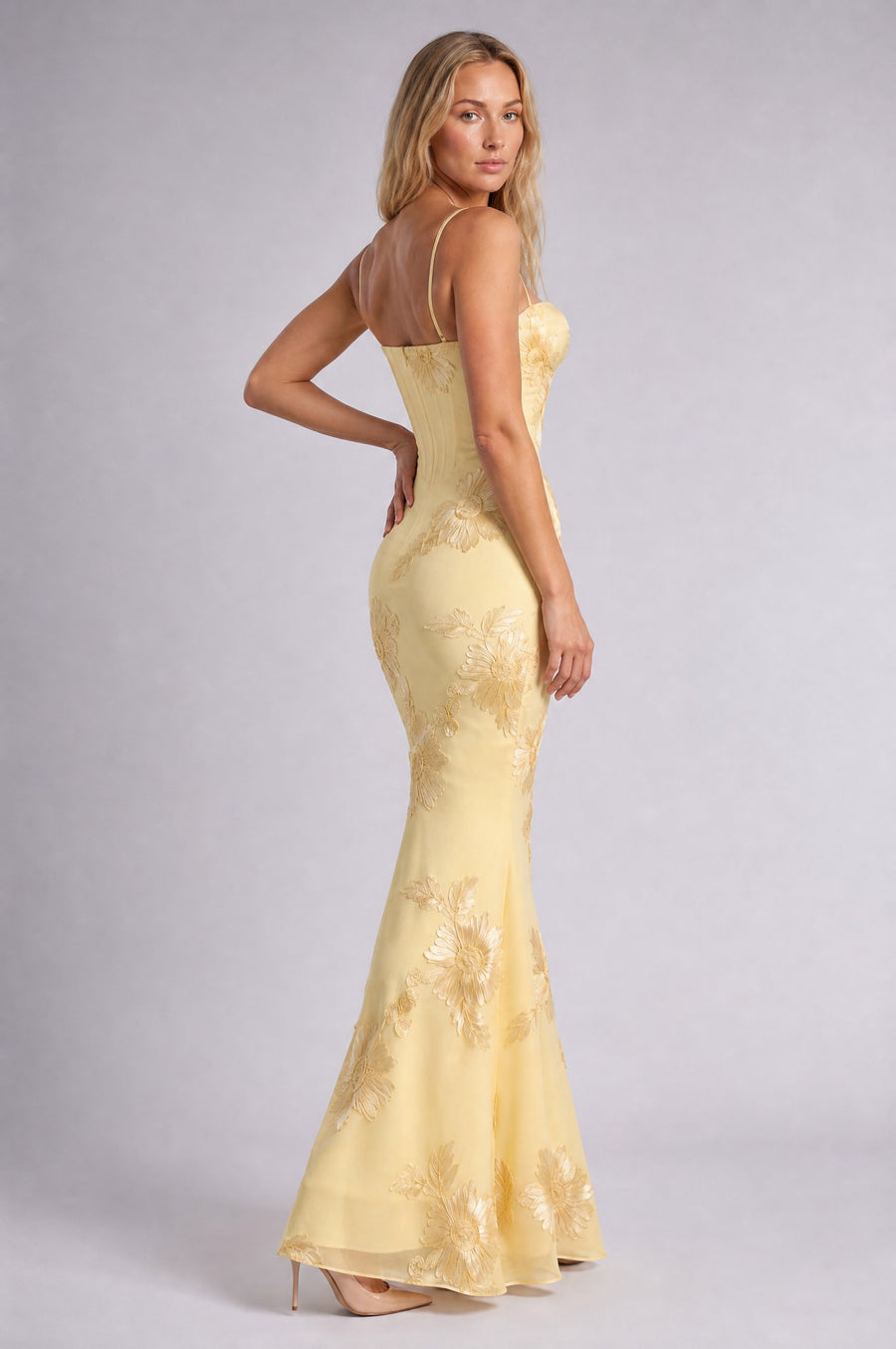 MERLETTO LUNGO · maxi · masłowy — trzy czwarte